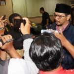 Plt. Wali Kota Pasuruan Raharto Teno Prasetyo saat diwawancarai wartawan usai jumpa pers.