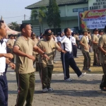 Anggota Kodim dan Polres Lamongan mengikuti olahraga bersama dalam rangka HUT TNI ke-73.