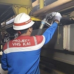 Petugas saat mengisi BBM kereta api. Foto: KAI