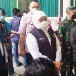 Gus Barra mendampingi Gubernur Khofifah memantau langsung pelaksanaan vaksinasi TNI-Polri di Kampus IKHAC Pacet, Mojokerto.
