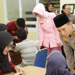 Kapolres Kediri Kota, AKBP Anggi Saputra Ibrahim, saat menyapa salah satu warga. Foto: Ist