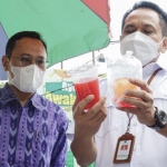 Kepala Dinas Kesehatan Kota Kediri dr. Fauzan Adima (kiri) bersama petugas dari BPOM sedang mengecek makanan dan minuman yang dijajakan oleh para pedagang. foto: ist.