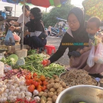 Harga cabai besar dan keriting di Surabaya hari ini melonjak. Foto: Sulthon/Bangsaonline.