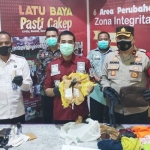 Kepala Lembaga Pemasyarakatan Kelas I Surabaya di Porong Sidoarjo, Gun Gun Gunawan saat menunjukkan barang bukti.