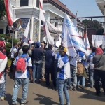 Aksi buruh yang tergabung dalam FSPMI Cabang Tuban saat demo di depan gedung Pemkab.