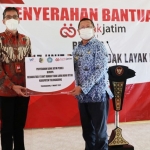 Direktur Utama Bank Jatim, Busrul Iman menyerahkan CSR secara simbolis kepada Bupati Tulungagung Maryoto Birowo. foto: istimewa