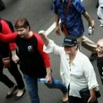 Para bule atau WNA perwakilan International Labour Organization (ILO) atau organisasi buruh internasional ikut aksi long march demo buruh menuju Istana, di Jakarta, Sabtu (6/2). Foto detik.com