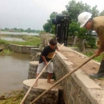 SIDAK: Kepala Dinas PU-PR Sidoarjo Sigit Setyawan saat meninjau Dam Gulondoro di Desa Kedungpandan Kecamatan Jabon, Senin (16/1) sore. foto: istimewa