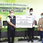 Bupati Muhdlor menerima penyerahan CSR dari RS Mitra Keluarga di Puskesmas Gedangan, Jumat (23/7/2021).