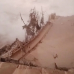 Kondisi Jembatan Geladak Perak yang ambruk akibat diterjang lahar dingin Gunung Semeru yang erupsi.