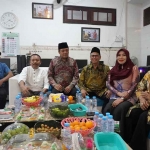 Ning Lia (dua dari kanan) saat berbincang dengan CEO HARIAN BANGSA dan BANGSAONLINE Mas