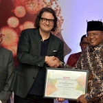 Bupati Malang Dr H Rendra Kresna saat menerima penghargaan.