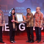 Kepala Departamen Penjualan Semen Gresik, Bambang Djoko, menerima piagam MURI. foto: SYUHUD/ BANGSAONLINE