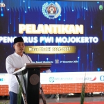 Calon Bupati Terpilih Mojokerto, Muhammad Al Barra saat memberikan sambutan di acara pelantikan PWI Mojokerto. 