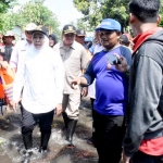 Gubernur Khofifah Indar Parawansa didampingi Wabup Pungkasiadi meninjau langsung korban banjir Desa Tempuran Kecamatan Sooko, Senin (6/5) siang.

