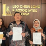 Kuasa hukum dari Kantor Hukum Leo and Associates Law Firm saat menunjukan laporan terhadap seorang notaris berinisial SE.