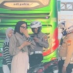 Petugas lalu lintas polres sampang saat menindak pengendara motor beberapa hari lalu. Foto: MUTAMMIM/BANGSAONLIINE.com

