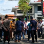 
Aksi unjuk rasa puluhan massa desak pecat jaksa nakal di Kejari Sumenep.
