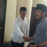 Hotib Marzuki (kanan) Wakil Ketua dari PKB mengucapkan selamat kepada Hosyan Mohammad (baju putih) sebagai Wakil Ketua DPRD dari PPP setelah rekomendasinya dari DPP turun, Senin (09/09/2019).