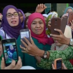 Khofifah jadi rebutan selfie ibu-ibu Muslimat. foto: tribunnews
