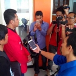 Sucipto (kiri baju hitam) dan ketua GMNI (baju merah) saat jumpa pers di depan Kantor Kejari Trenggalek.