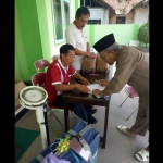 Calhaj Pacitan saat melakukan pengepakan dan timbang perbekalan.