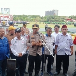 Kapolda Jatim saat memberi pernyataan pers usai apel bersama ribuan buruh