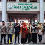 Ketua Ponpes Wali Barokah, H.Sunarto (nomor 4 dari kiri) bersama jajaran pengurus dan Komisioner KPU Kota Kediri. Foto: Ist