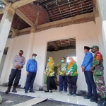 Wakil Bupati Pasuruan Mujib Imron didampingi Plt. Kepala Dinas Kesehatan Ani Latifah melakukan sidak pelaksanaan kegiatan pembangunan gedung Puskesmas Beji, Kamis (10/12/2020) kemarin. (foto: ist)