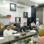 Bapemperda DPRD Gresik bersama Bagian Hukum Setda Gresik rapat koordinasi. Foto: SYUHUD/BO