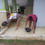 Asik Efendi saat ditemani oleh kerabatnya membuat air di kamar paviliun RSUD Dr. Moh. Anwar Sumenep, Jawa Timur. Foto: Kompas.com
