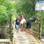 Jembatan berwujud bambu dan sesek menjadi wisata untuk berselfie.