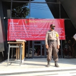 Petugas Satpol PP Surabaya tampak berjaga di depan Holywings Gold di Jl. Basuki Rahmat, pada Selasa (28/6/2022) sore.