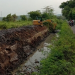 Kegiatan normalisasi jaringan irigasi di wilayah Kecamatan Beji.