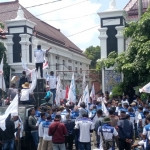  Ratusan massa dari Federasi Serikat Pekerja Metal Indonesia (FSPMI) Konsulat Tuban menggelar aksi demonstrasi di depan Kantor Pemkab setempat, Selasa (4/1).