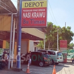 Depot Makanan Khas Gresik Nasi Krawu Bu Timan, di Jalan Raya Bunder Kecamatan Kebomas. foto: SYUHUD/ BANGSAONLINE