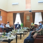 Pertemuan KPPU dengan Gubernur Jawa Timur. (foto: ist)