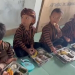 Anak-Anak TK PGRI Milangasri saat asyik menyantap menu makanan bergizi gratis (MBG). Foto: ANTON/ BANGSAONLINE