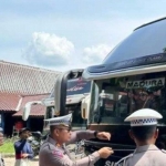 Polisi saat melakukan pengecekan kelayakan bus di Sumenep.