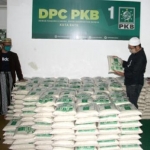 Pengurus PKB Kota Batu memeriksa beras yang mau disalurkan. 