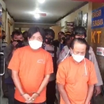 Kedua tersangka judi merpati saat dielandang petugas Polsek Tambaksari, Surabaya.