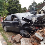 Petugas saat mengevakuasi mobil dinas Pengadilan Negeri Trenggalek yang kecelakaan di Desa Kolomayan, Kecamatan Wonodadi, Kabupaten Blitar.