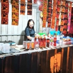 Petugas dari Polsek Tarik saat merazia warung di wilayah hukumnya.