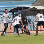Laga uji coba yang dilakukan Persela di Stadion Surajaya. foto: TRIWIYOGA/ BANGSAONLINE