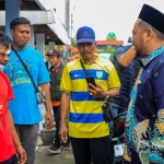 Bupati Gresik, Gus Yani (kanan) saat menemui korban terdampak angin kencang di Kecamatan Ujungpangkah. Foto: Ist.