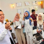 Para Ladies tampak antusias mendengarkan Talkshow dari dr. Mufti Anam usai Pembukaan Maxine Aesthetic Clinic, Surabaya.