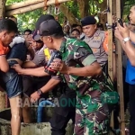 Korban saat dinaikkan dari dalam sumur oleh Polisi, Brimob, TNI dibantu BPBD Pamekasan untuk dibawa ke RSUD guna menjalani visum.