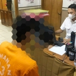 Pelaku penjual togel online hongkong saat diperiksa petugas Polres Ngawi.