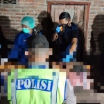 Petugas medis bersama anggota Polsek Karangjati melakukan pemeriksaan luar pada jenazah korban. (foto: ist).