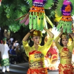 Peserta parade seni budaya Tuban Specta Night Carnival (TSNC).